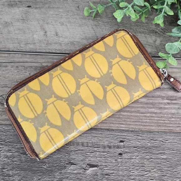 Fossil Key-Per Wallet Yellow Brown Beetle‎ Print Retro Mod Zip Around Coated - Picture 2 of 8